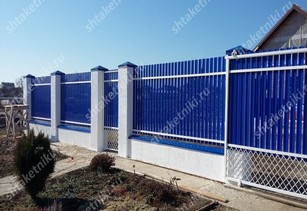 Фото забора из синего штакетника в Петропавловске